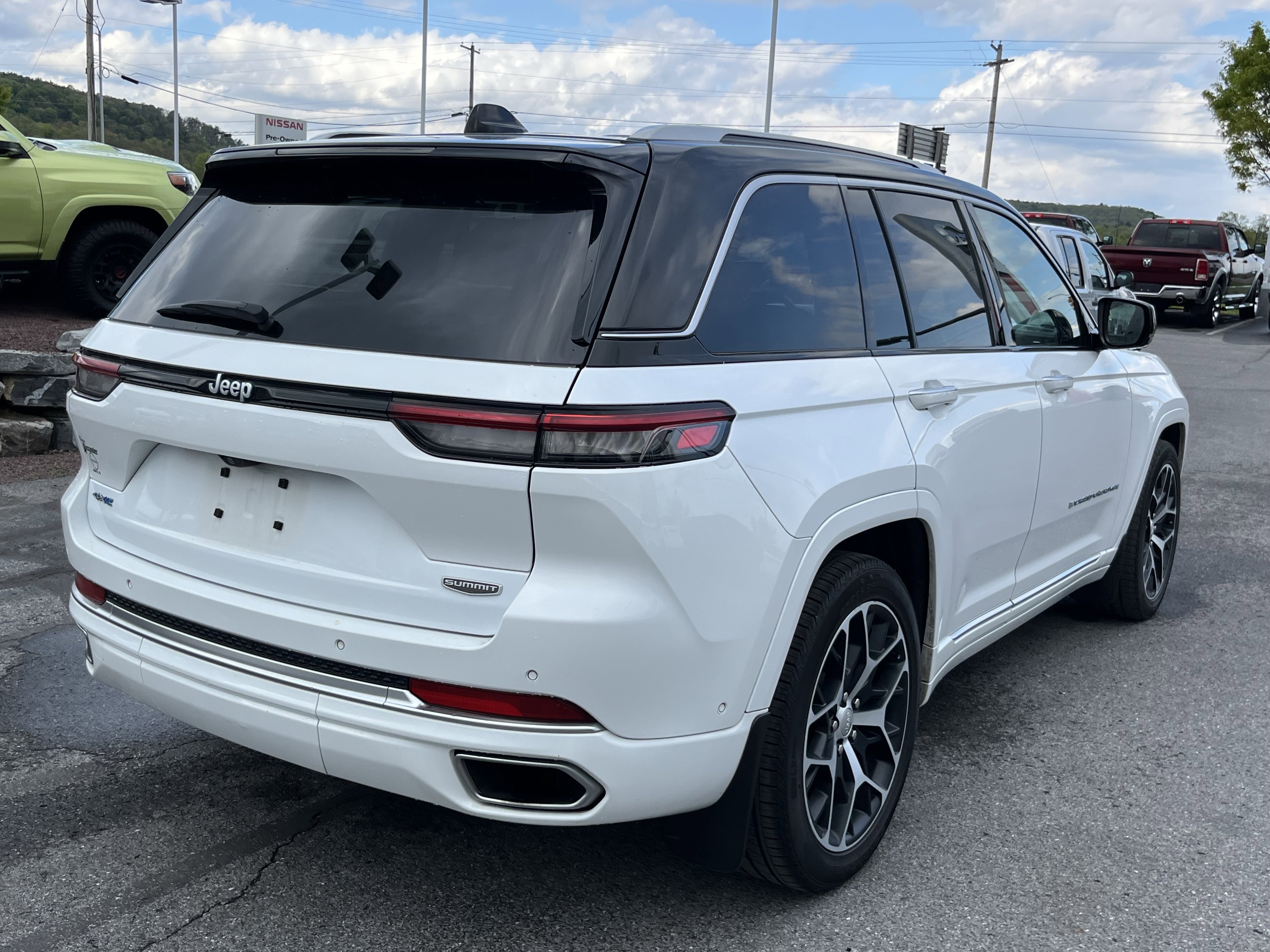 Used 2022 Jeep Grand Cherokee Summit AWD/4WD image 5
