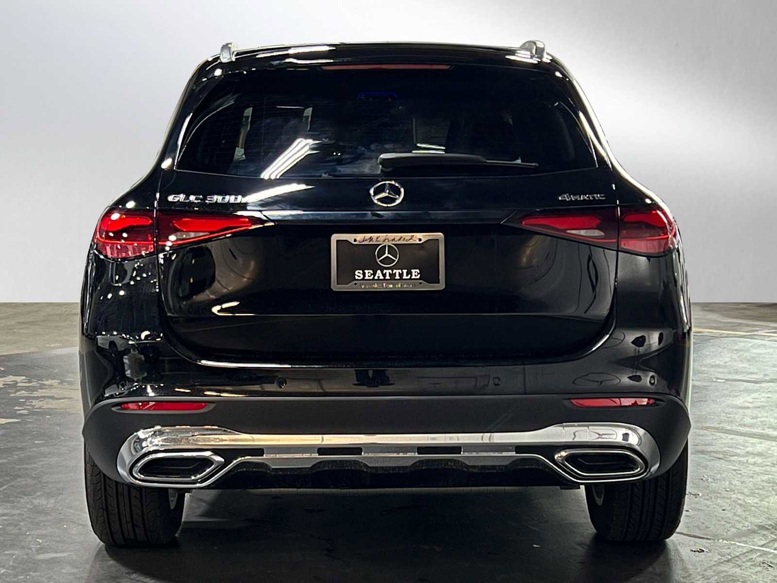 Used 2025 Mercedes-Benz GLC 300 4MATIC image 4