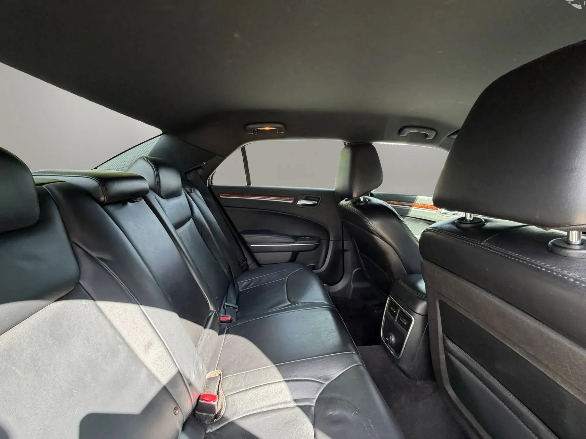 Used 2014 Chrysler 300 RWD image 17
