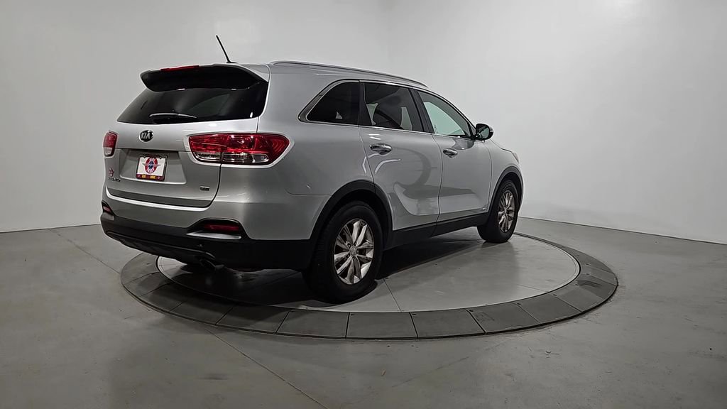 Used 2017 Kia Sorento AWD image 5