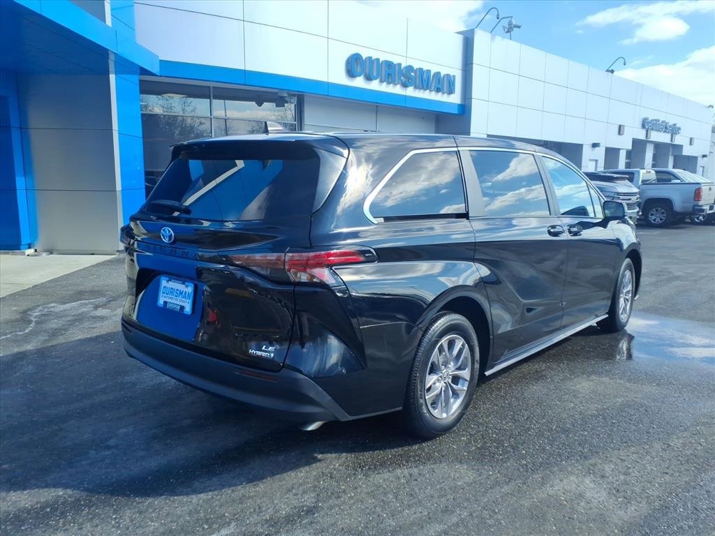 Used 2024 Toyota Sienna LE image 3