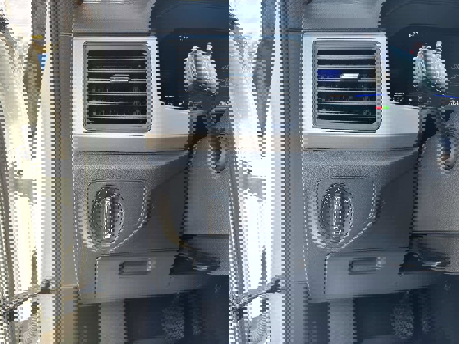 Used 2022 Volkswagen Atlas Cross Sport SE image 31