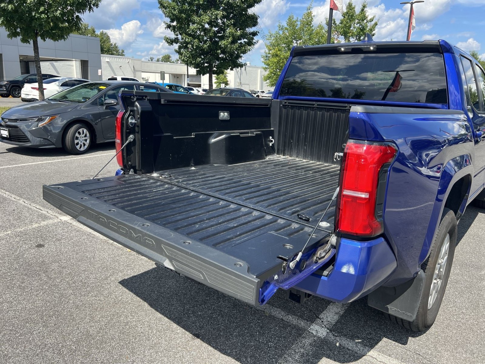 Used 2025 Toyota Tacoma SR5 AWD/4WD image 25