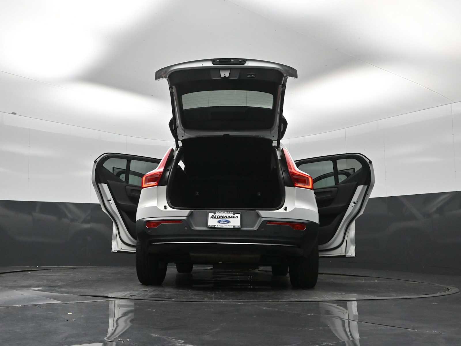 Used 2023 Volvo XC40 B4 Ultimate FWD image 39