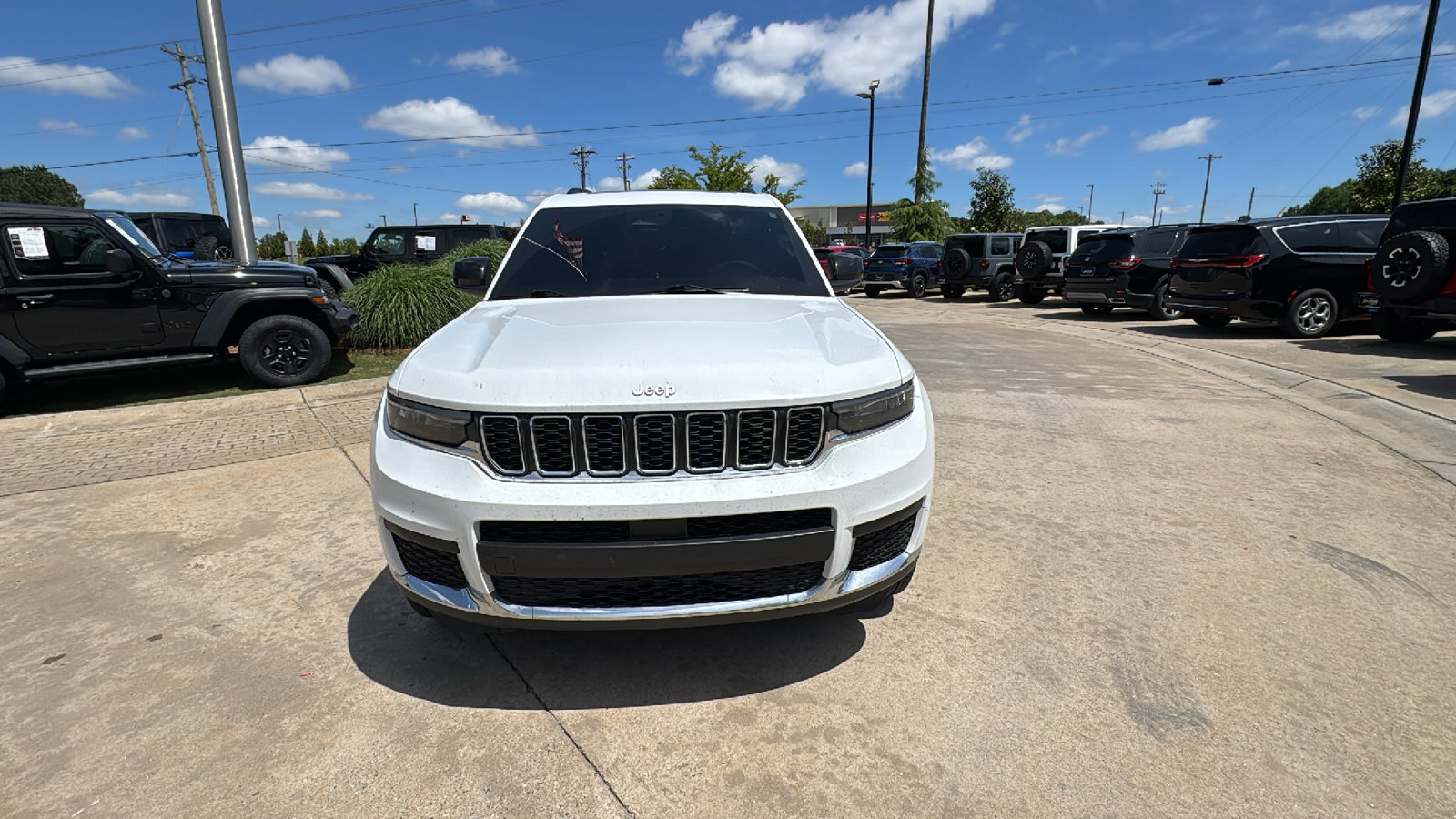 Used 2025 Jeep Grand Cherokee L Laredo AWD/4WD image 3