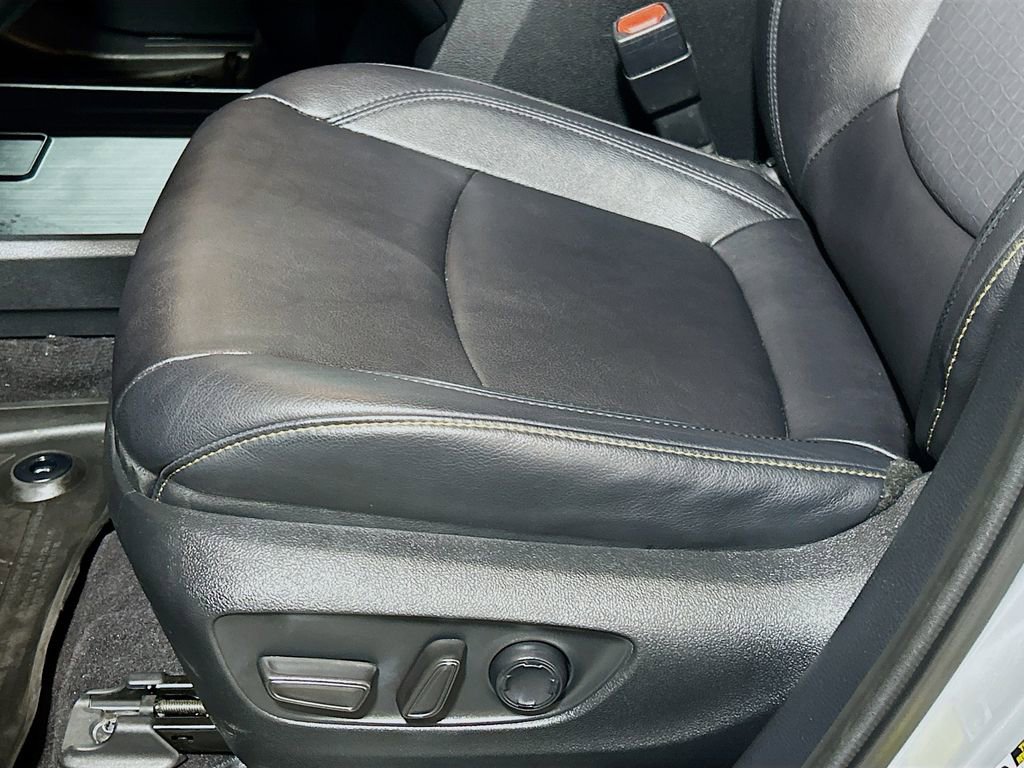 Used 2023 Toyota Sienna XLE Woodland Edition image 18