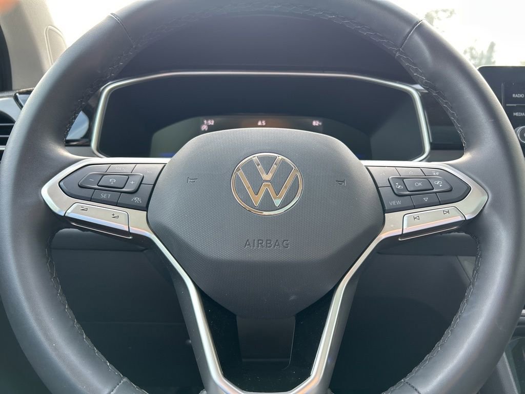Certified 2025 Volkswagen Taos SE image 23