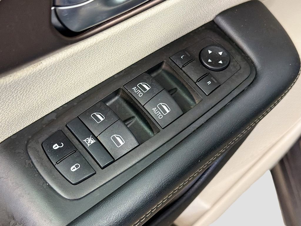 Used 2023 Chrysler Voyager LX image 16