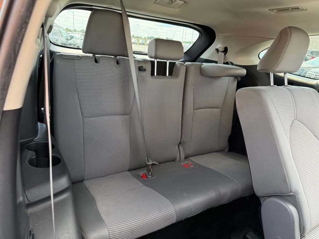 Used 2022 Toyota Highlander LE FWD image 33