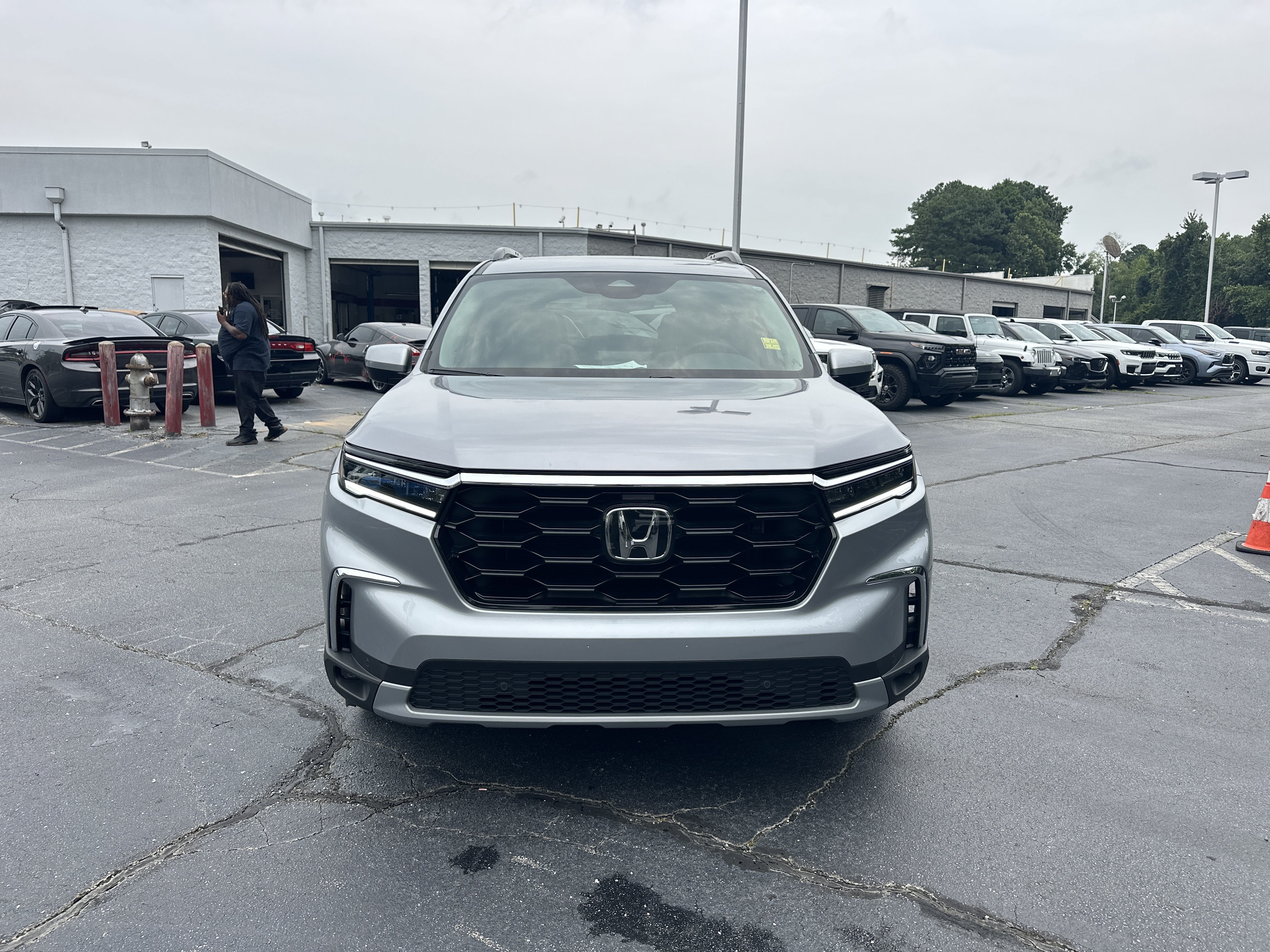 Used 2025 Honda Pilot Touring image 4