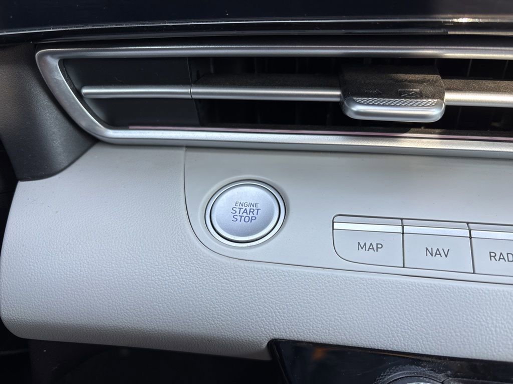 Used 2025 Hyundai Elantra Limited image 15