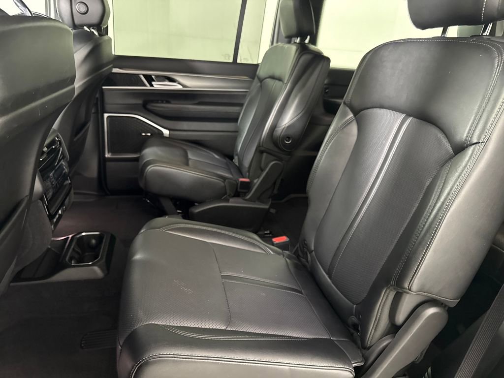 Used 2025 Jeep Wagoneer Series II w/ Convenience Group I AWD/4WD image 13