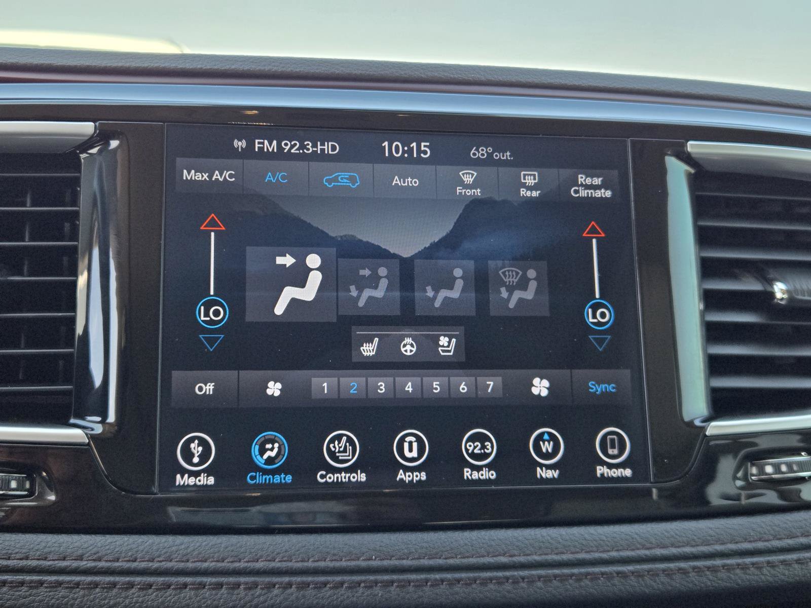Used 2018 Chrysler Pacifica Limited w/ Tire & Wheel Group FWD image 12