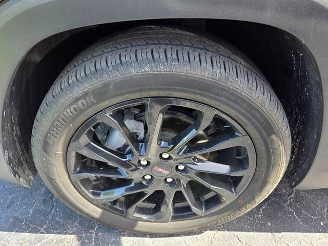 Used 2024 GMC Terrain SLE w/ Driver Convenience Package FWD image 17