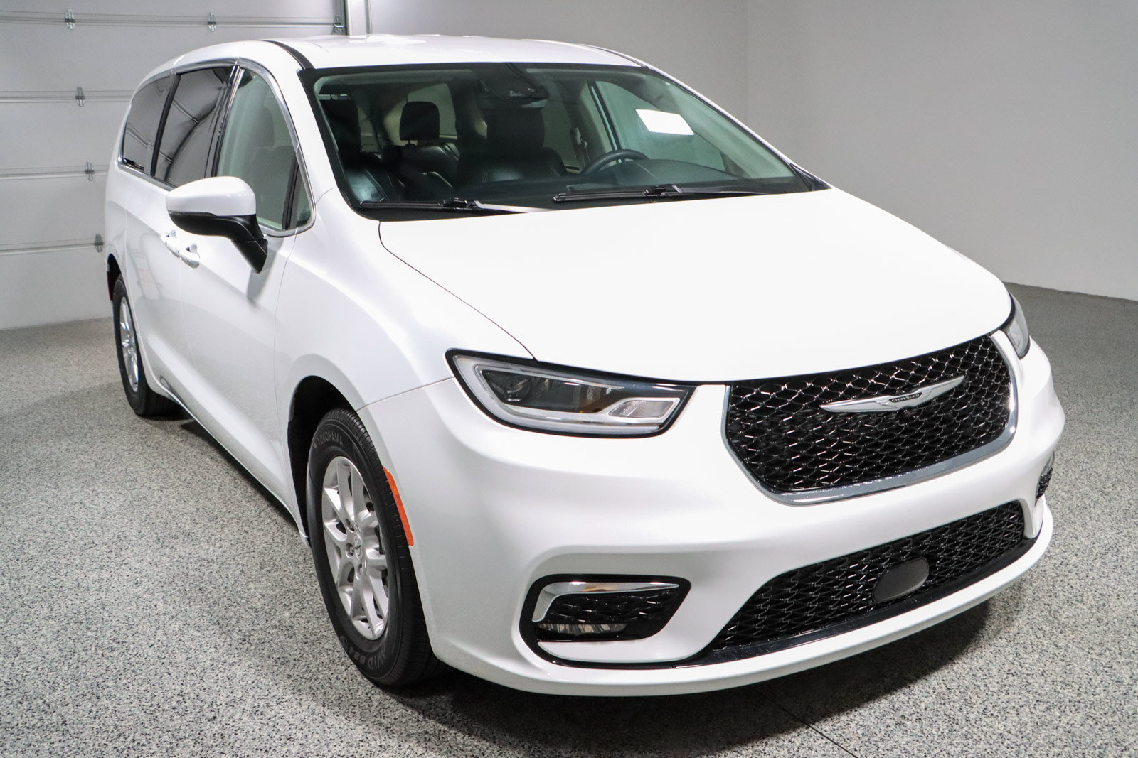 Used 2023 Chrysler Pacifica Touring-L FWD image 5