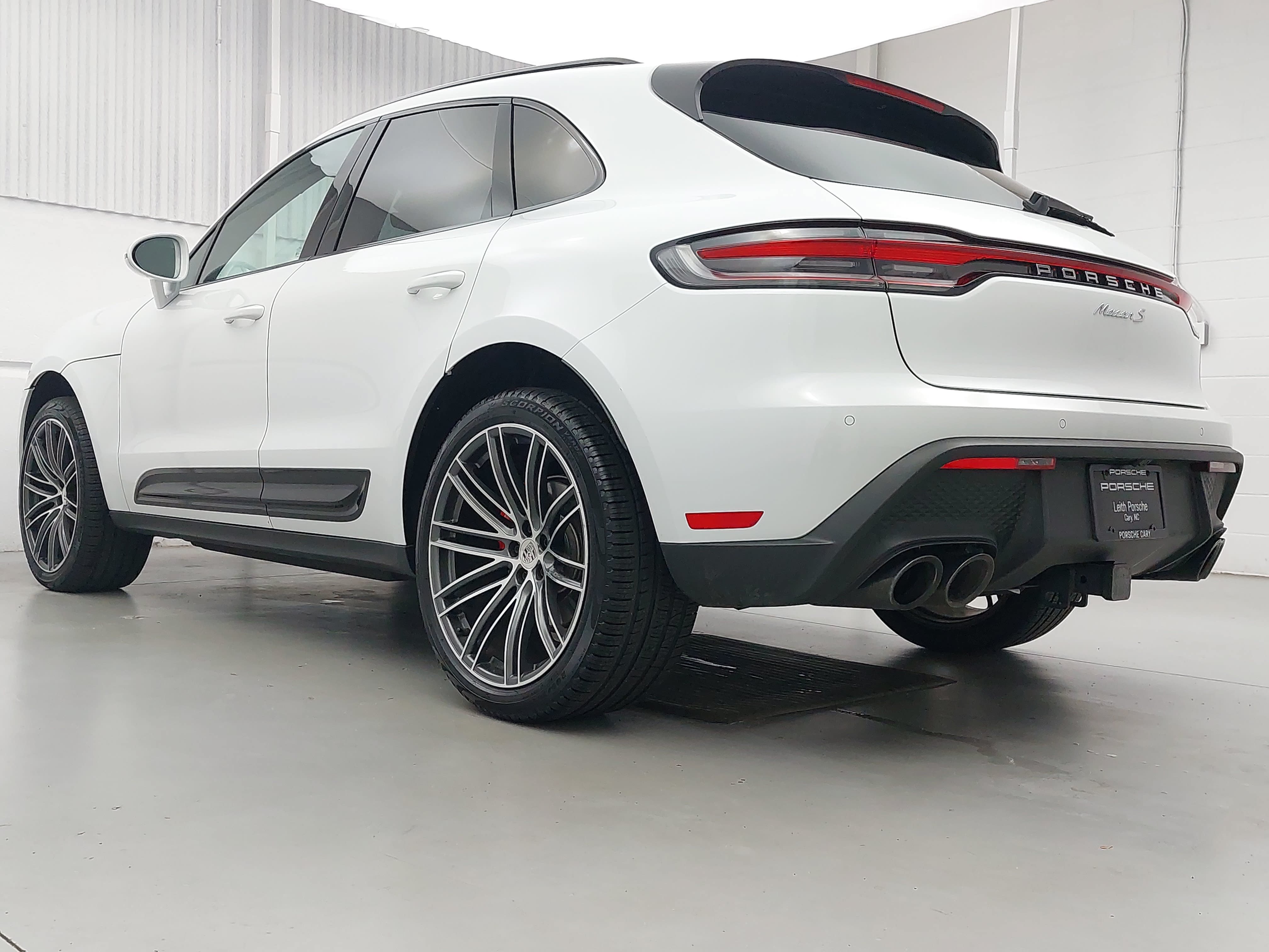 Certified 2025 Porsche Macan S AWD/4WD image 3