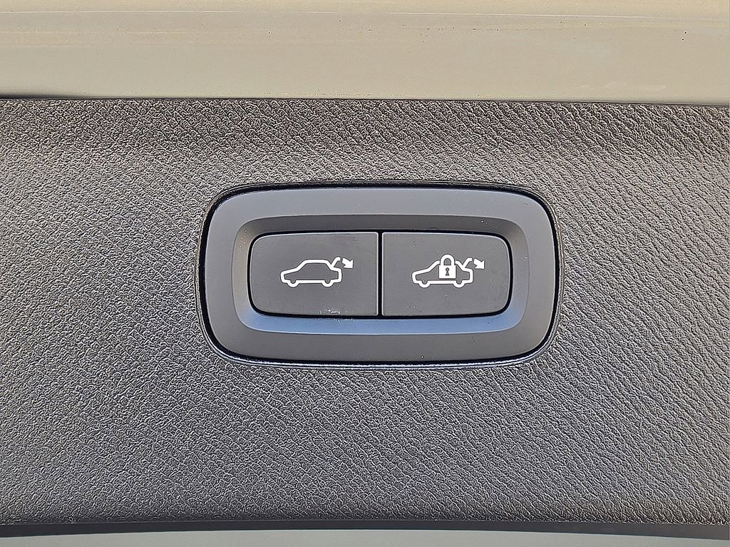 Certified 2025 Volvo XC90 B6 Ultra image 16