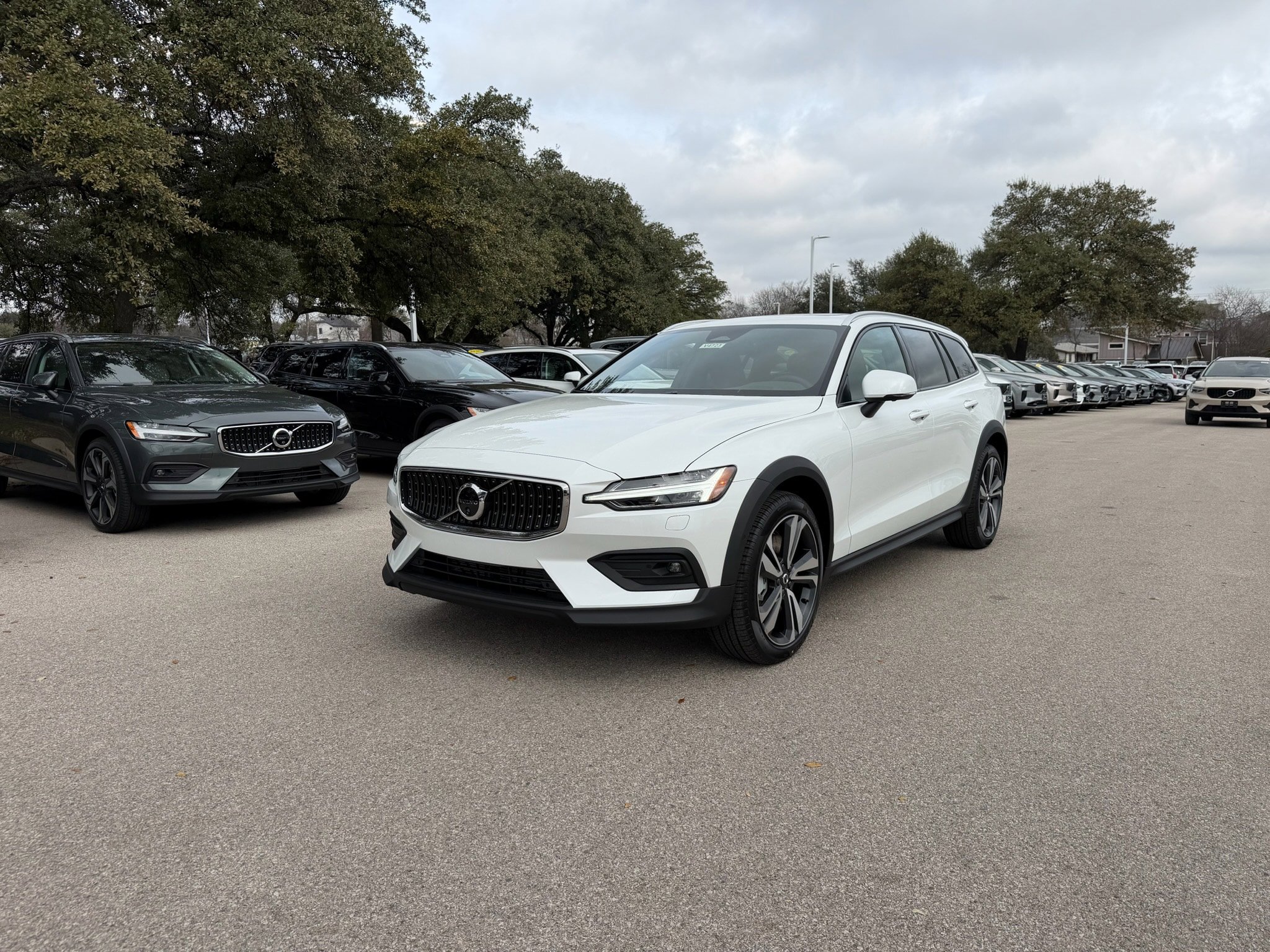 New 2026 Volvo V60 B5 Cross Country Plus w/ Climate Package AWD/4WD image 2