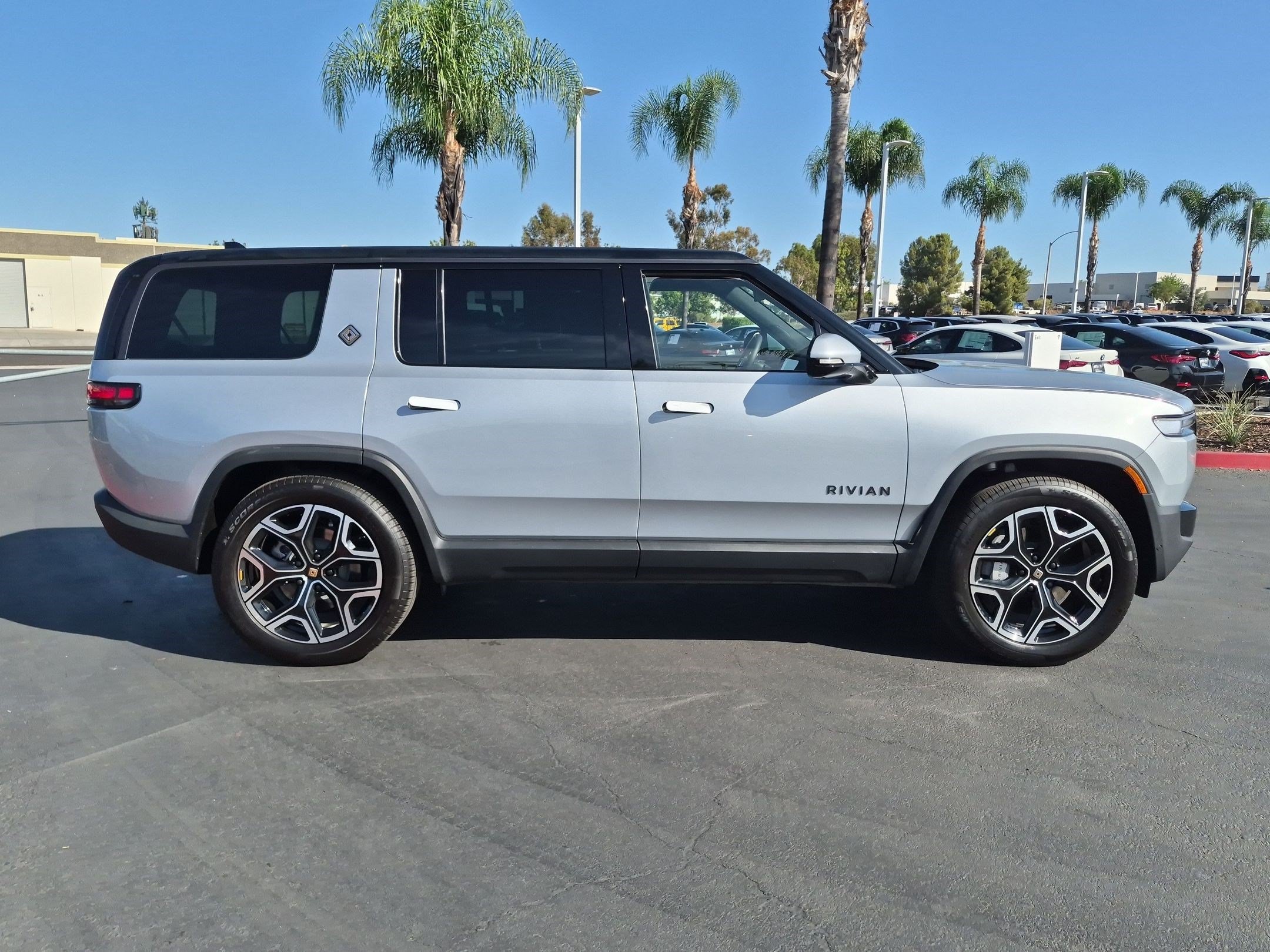 Used 2025 Rivian R1S Adventure Dual AWD/4WD image 11