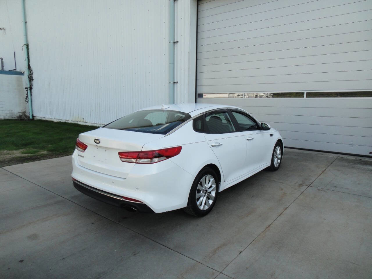 Used 2018 Kia Optima LX w/ 17" Alloy Wheels Package image 6