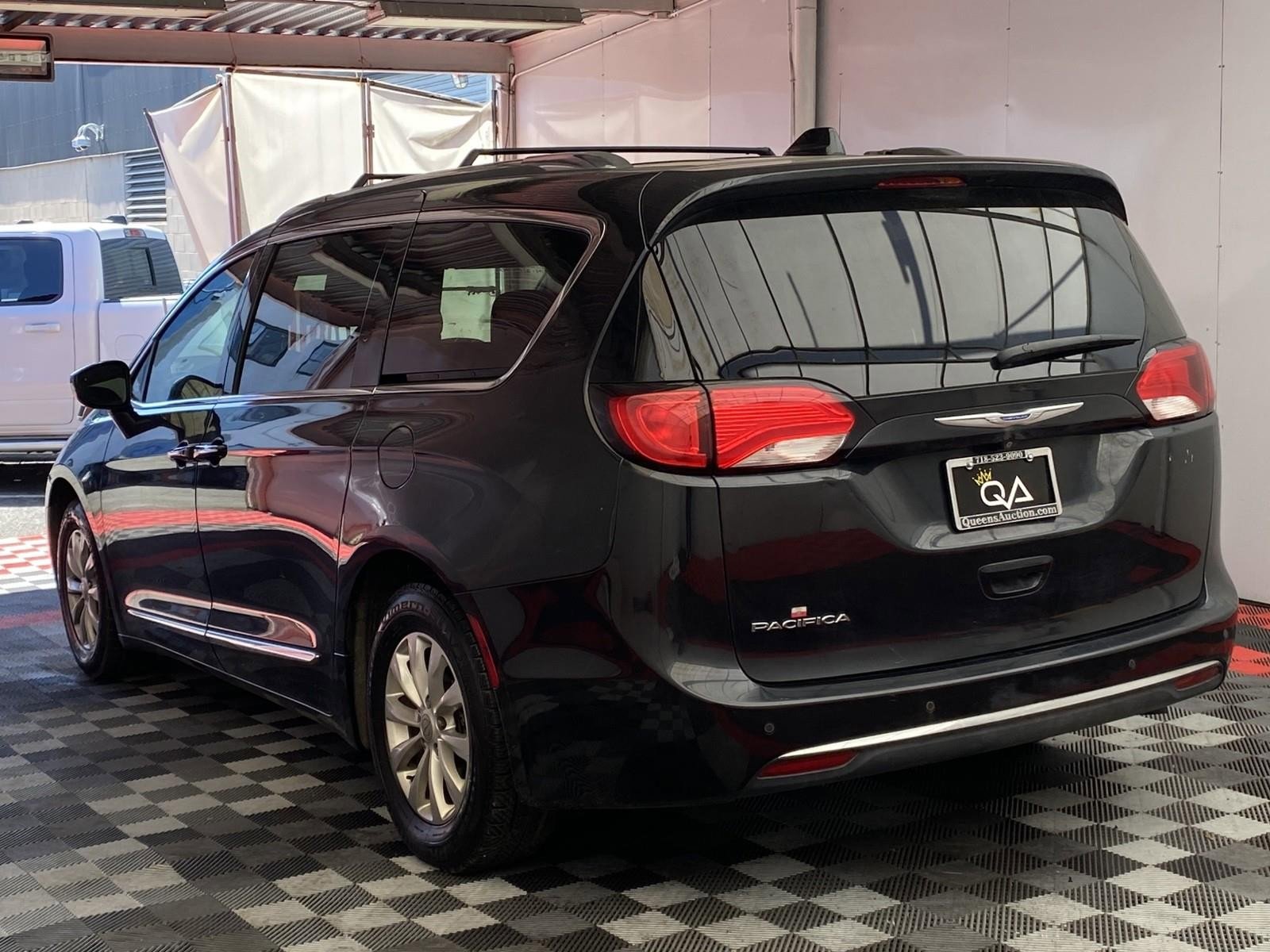 Used 2018 Chrysler Pacifica Touring-L w/ Premium Audio Group image 4