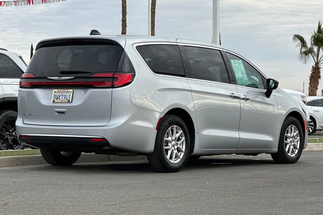 Certified 2024 Chrysler Pacifica Touring-L FWD image 7