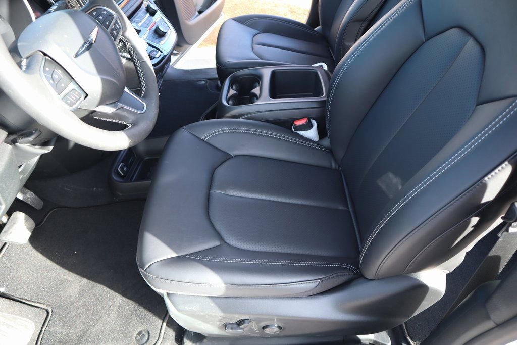 New 2026 Chrysler Pacifica Select FWD image 11