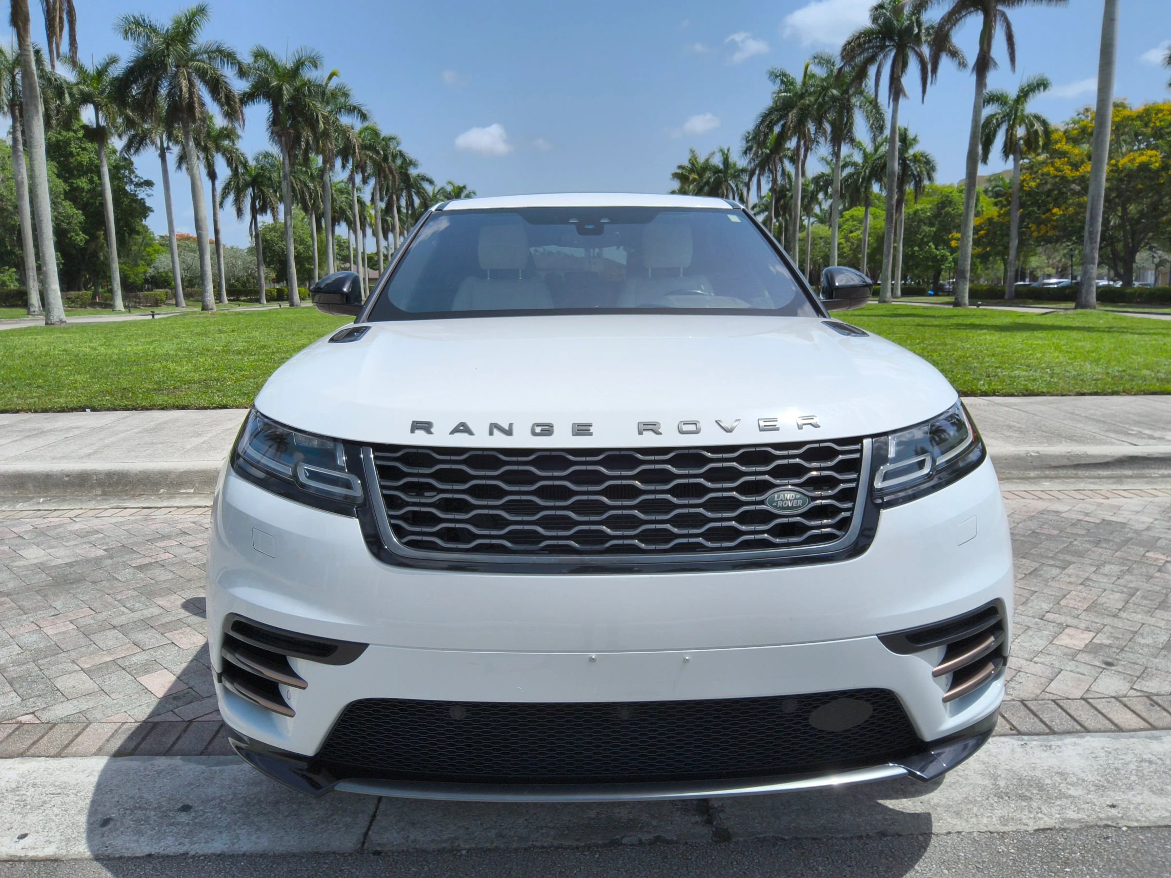Used 2019 Land Rover Range Rover Velar R-Dynamic SE image 3