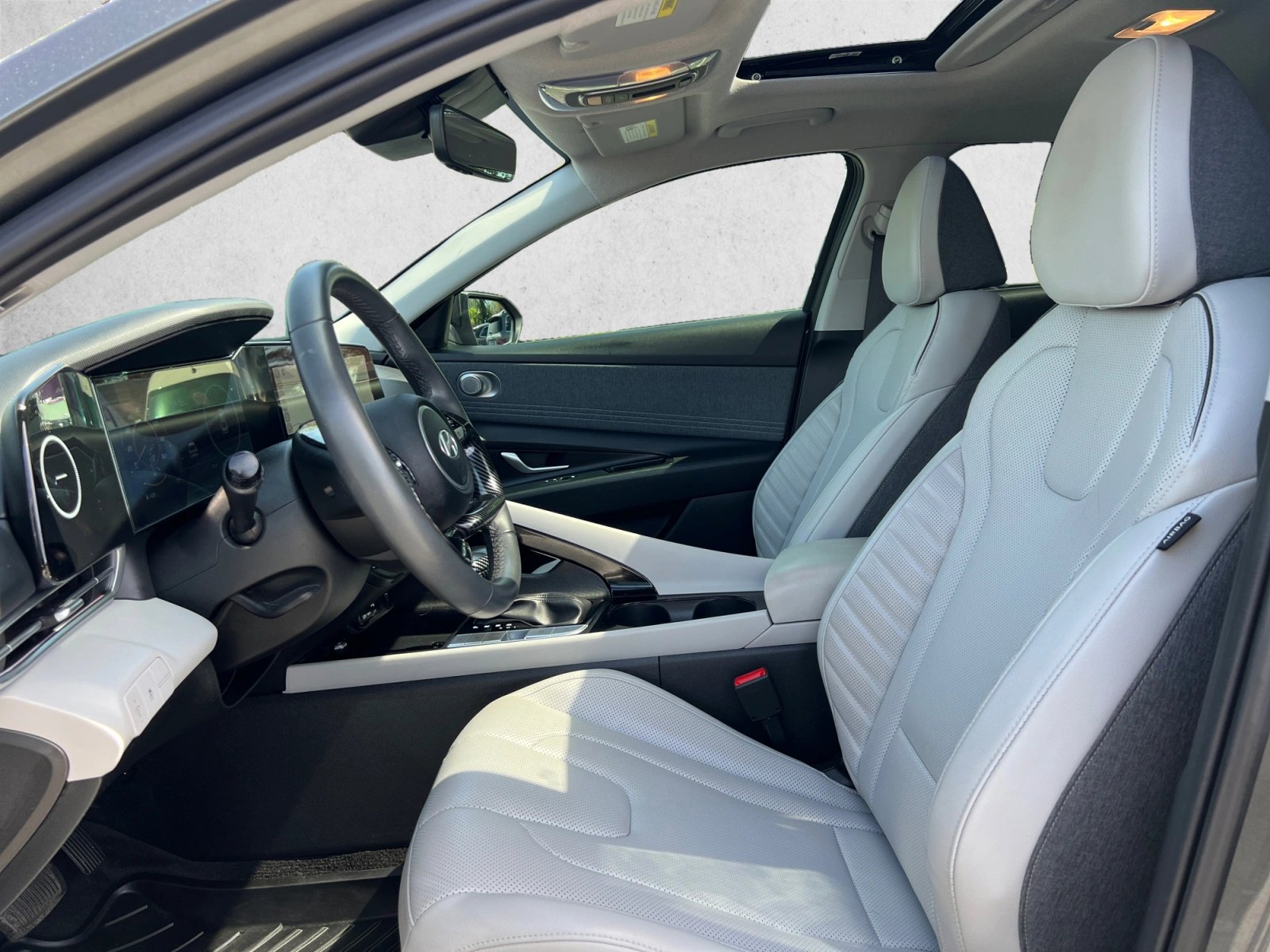 Used 2025 Hyundai Elantra Limited FWD image 11