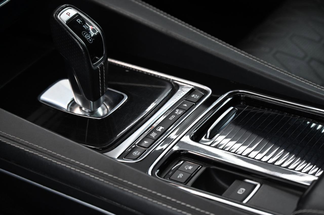 Used 2020 Jaguar F-PACE SVR image 37