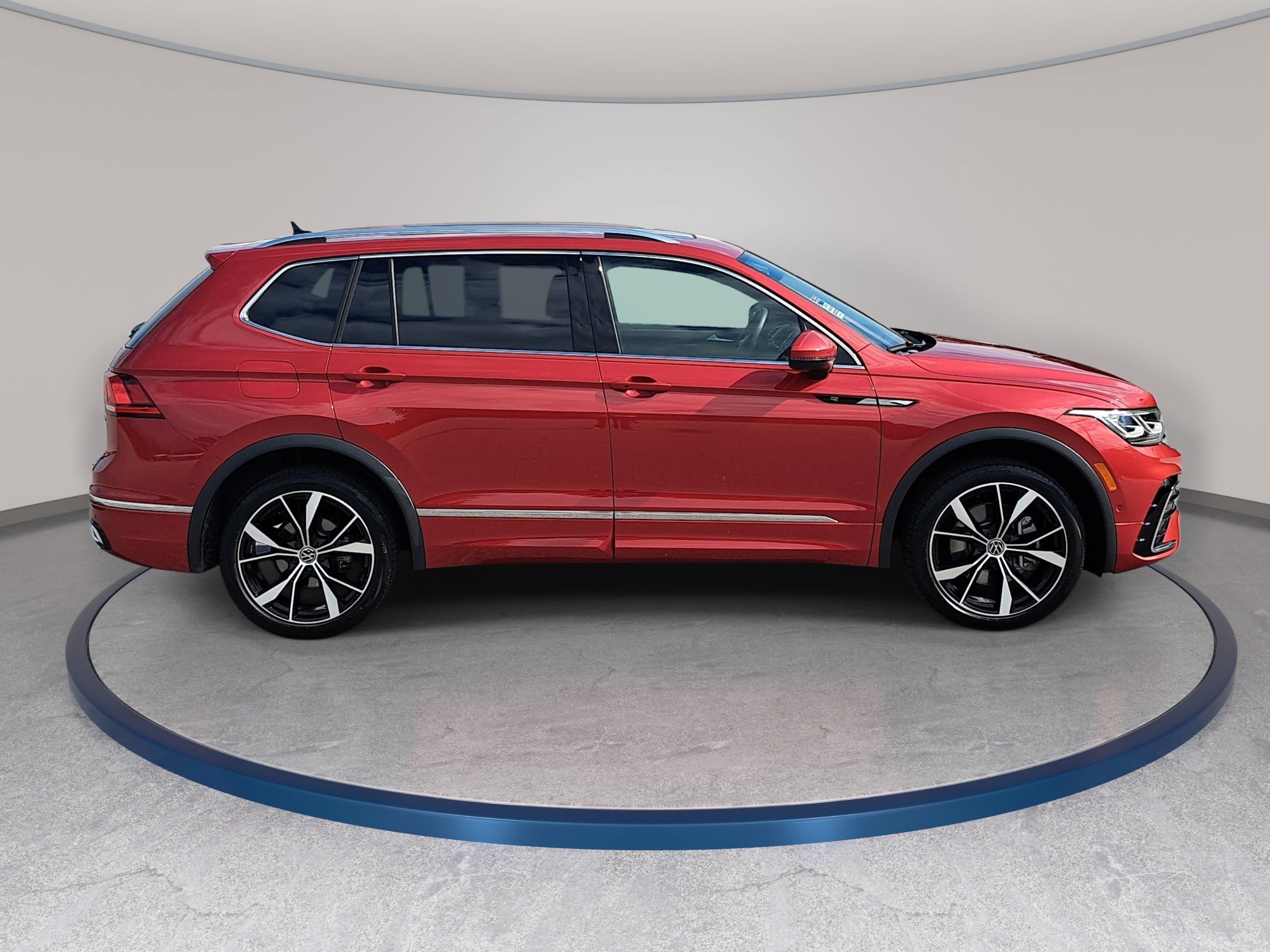 Certified 2024 Volkswagen Tiguan SEL R-Line AWD/4WD image 4