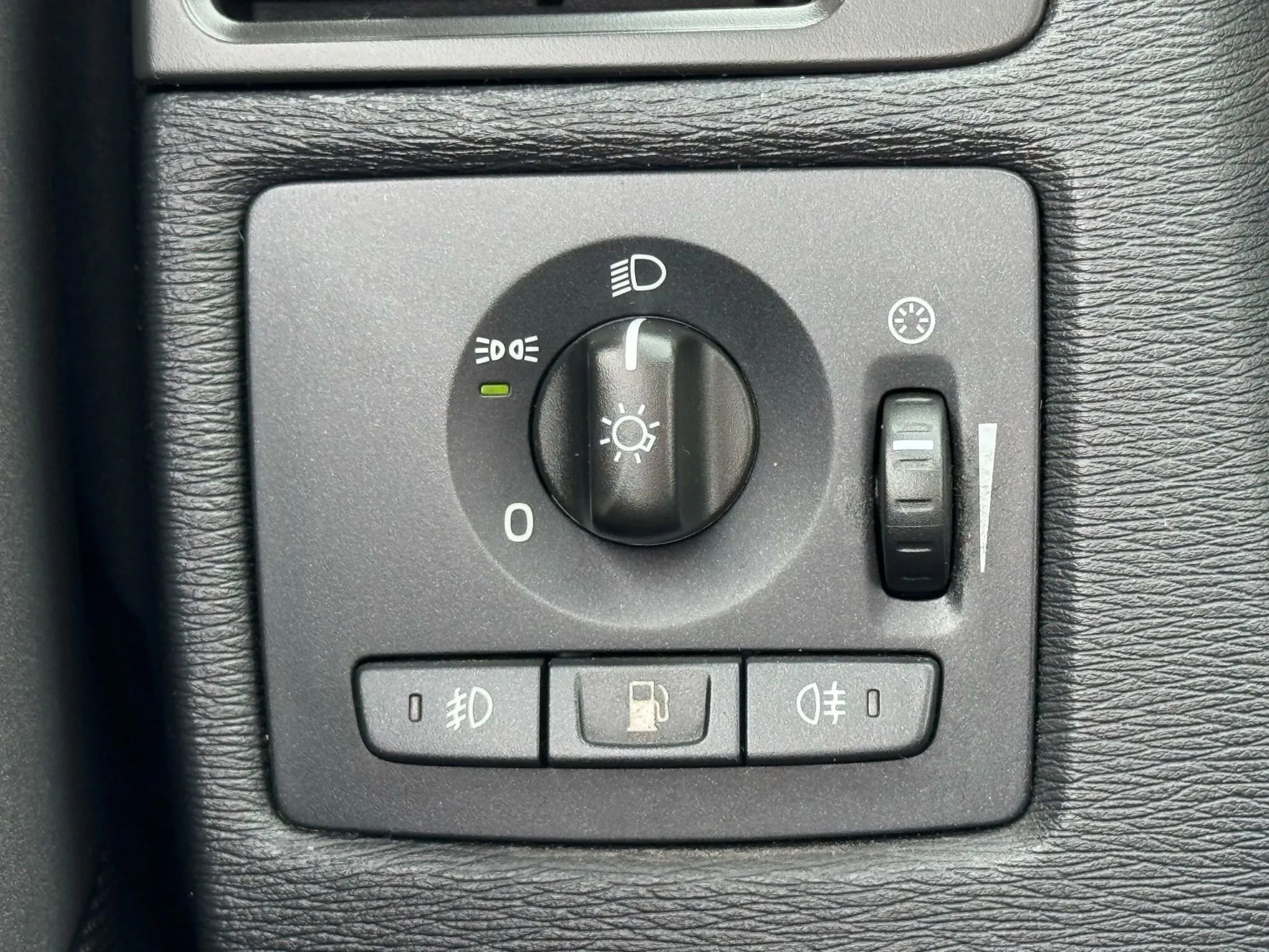 Used 2011 Volvo C70 T5 w/ Multimedia Pkg image 32