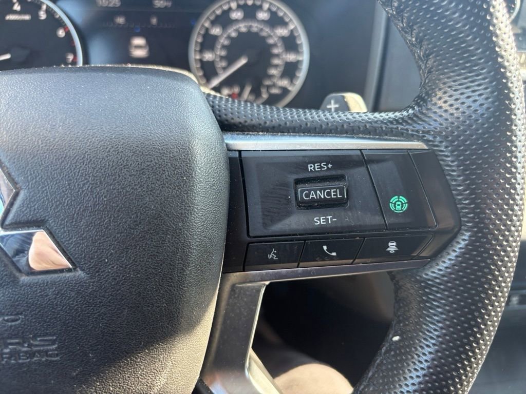 Used 2022 Mitsubishi Outlander SE image 16