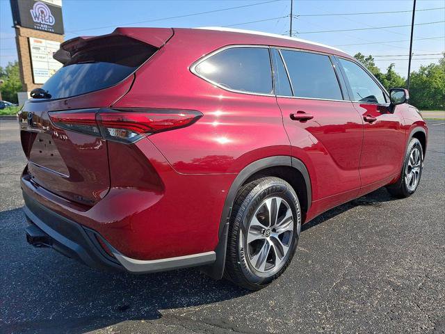 Used 2022 Toyota Highlander XLE AWD/4WD image 25