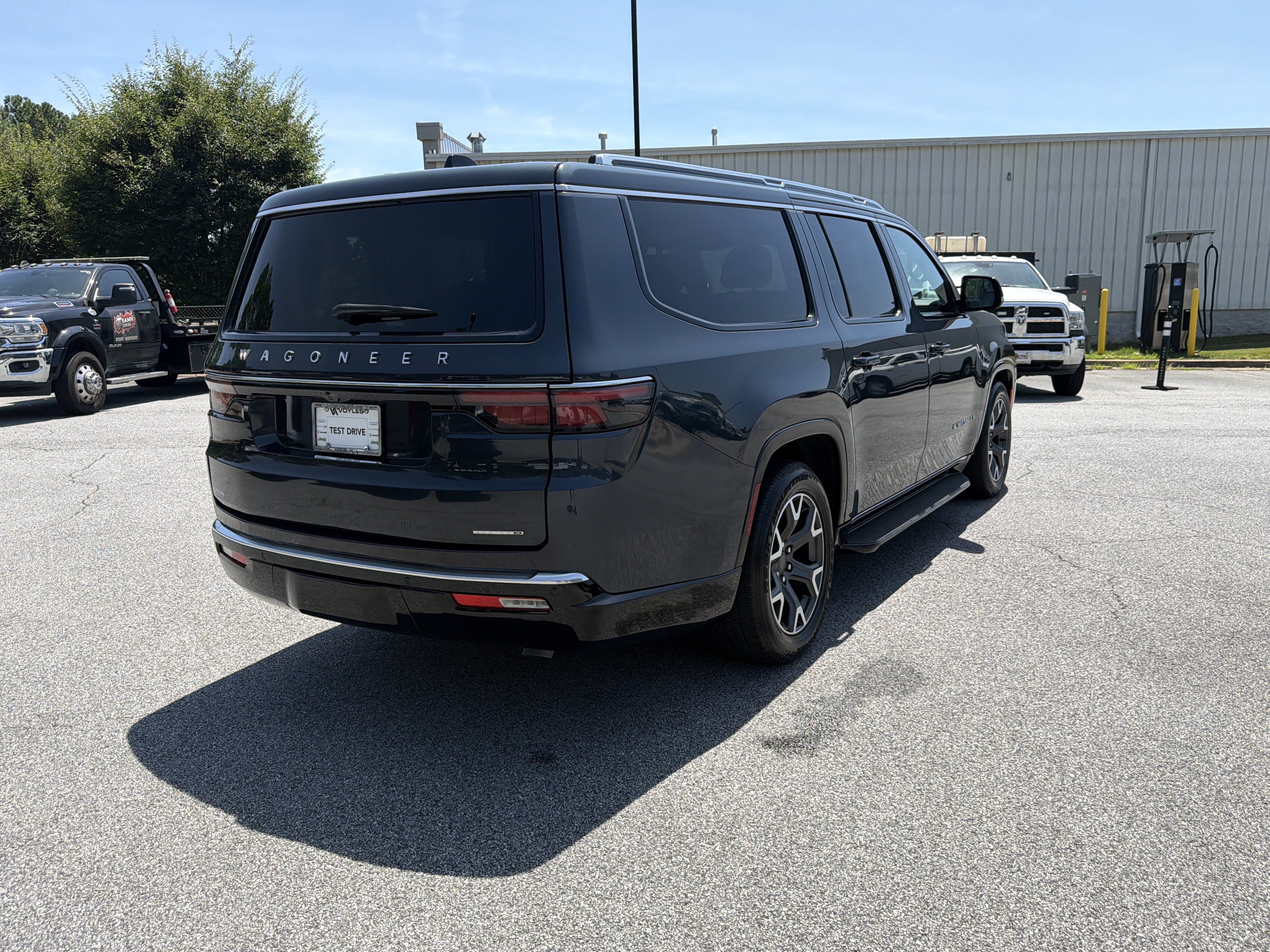 Used 2024 Jeep Wagoneer L Series III w/ Flexible Seating Group AWD/4WD image 8