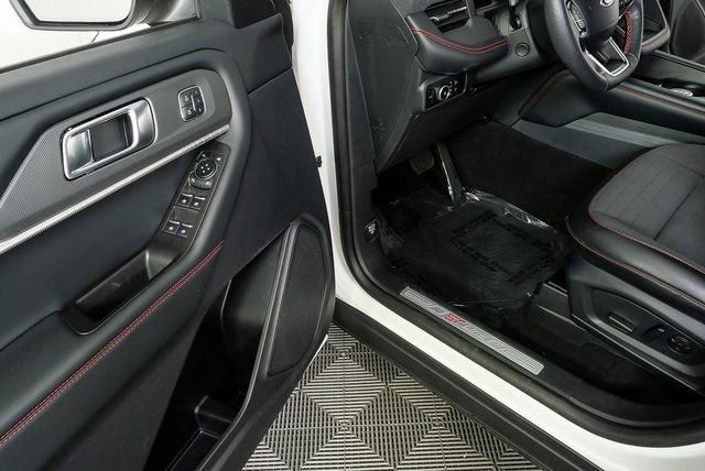 Used 2025 Ford Explorer ST-Line w/ Premium Package RWD image 8