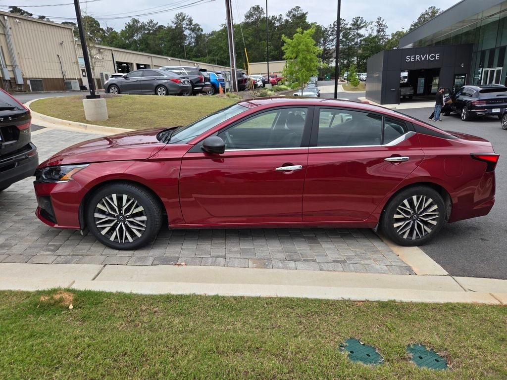 Used 2025 Nissan Altima 2.5 SV FWD image 2