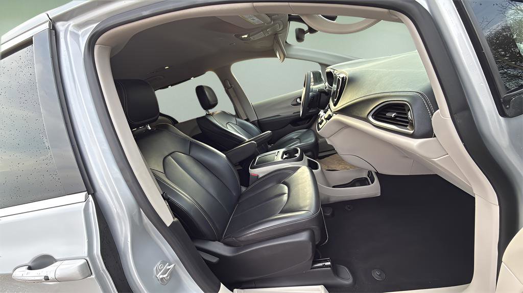 Used 2023 Chrysler Pacifica Touring-L image 15