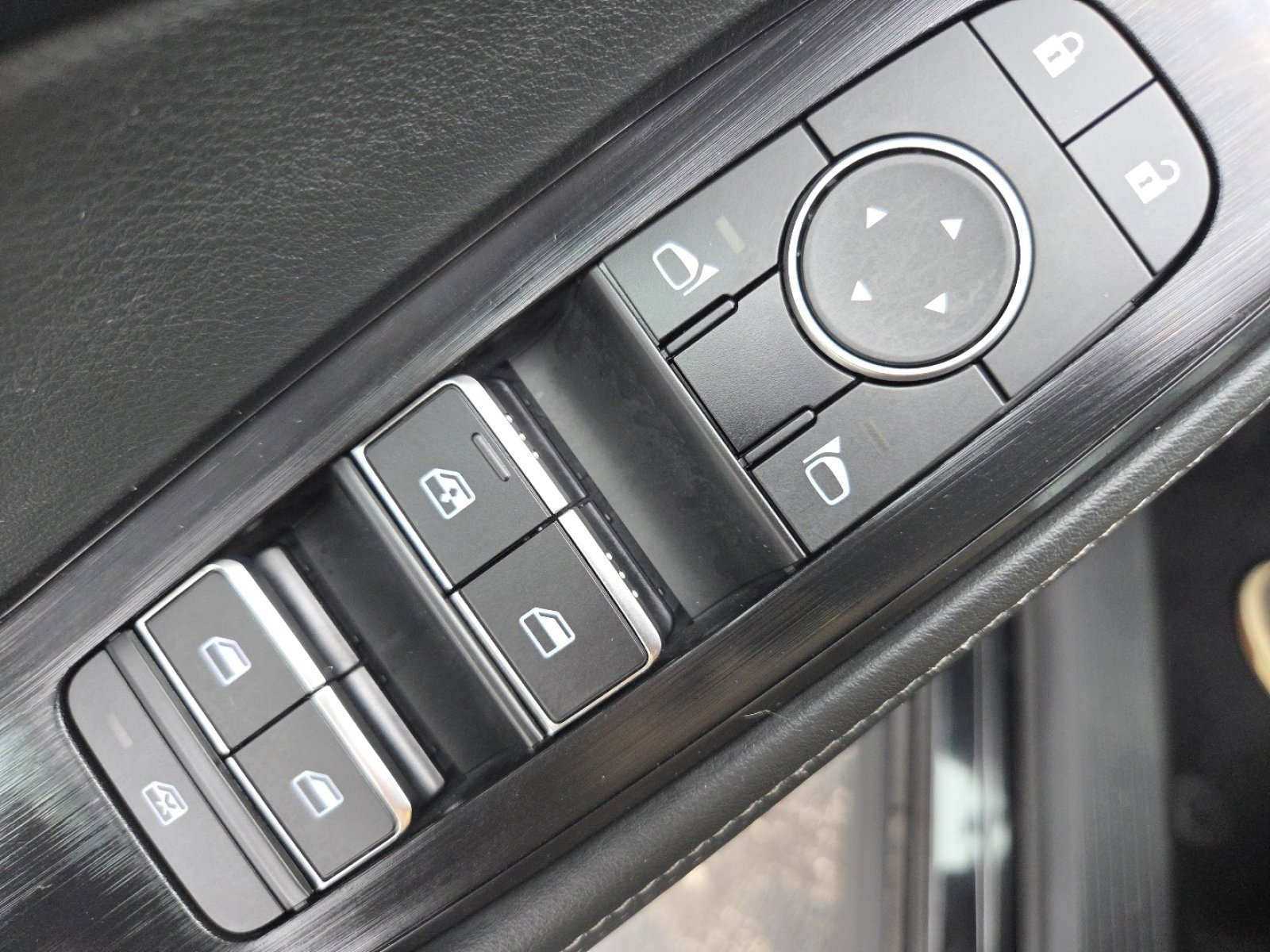 Used 2024 Nissan Rogue SL image 28