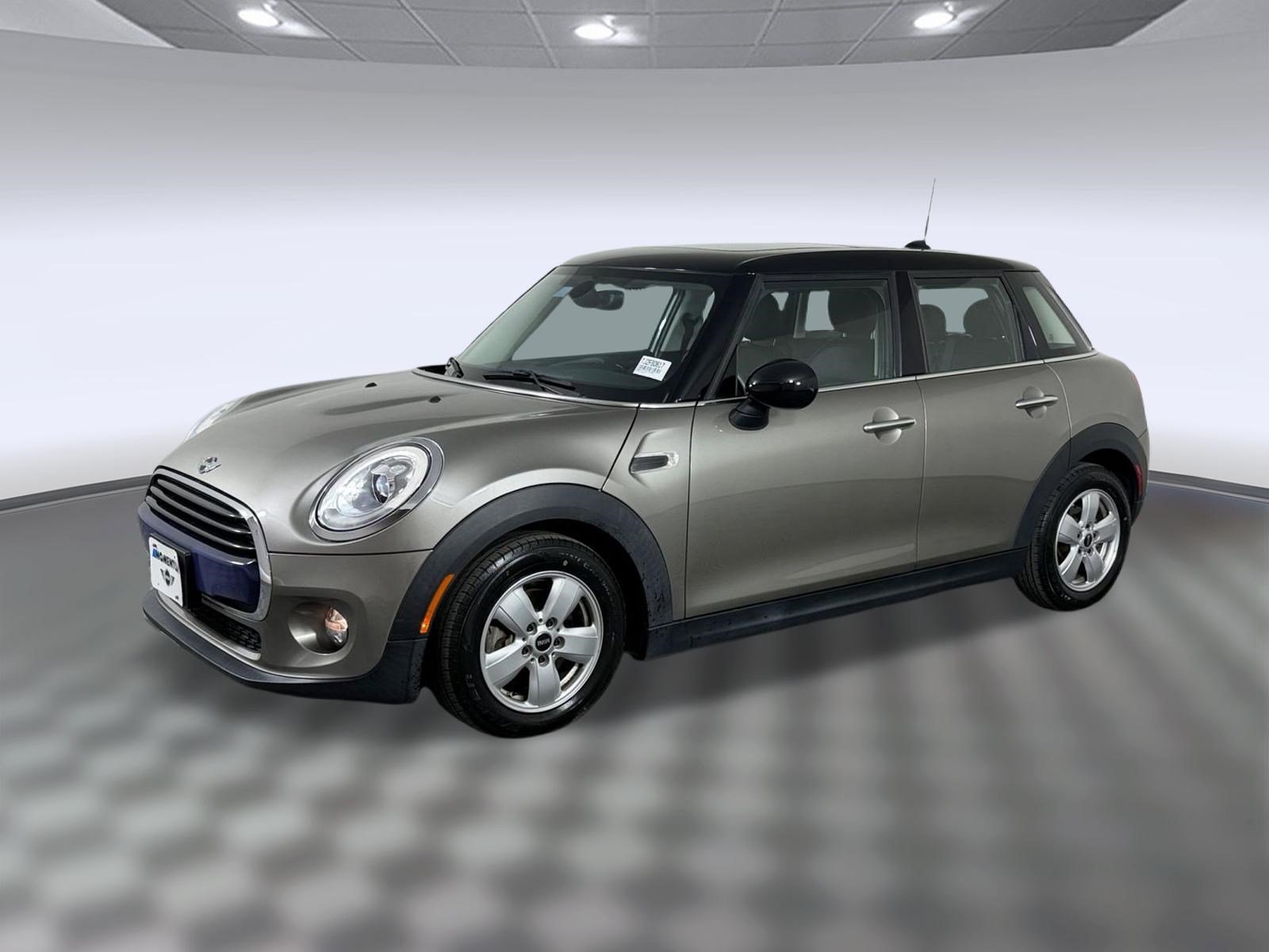 Used 2018 MINI Cooper 4-Door Hardtop FWD image 1