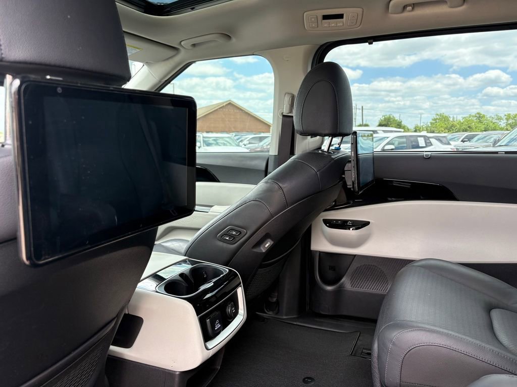 Used 2022 Kia Carnival SX Prestige FWD image 18