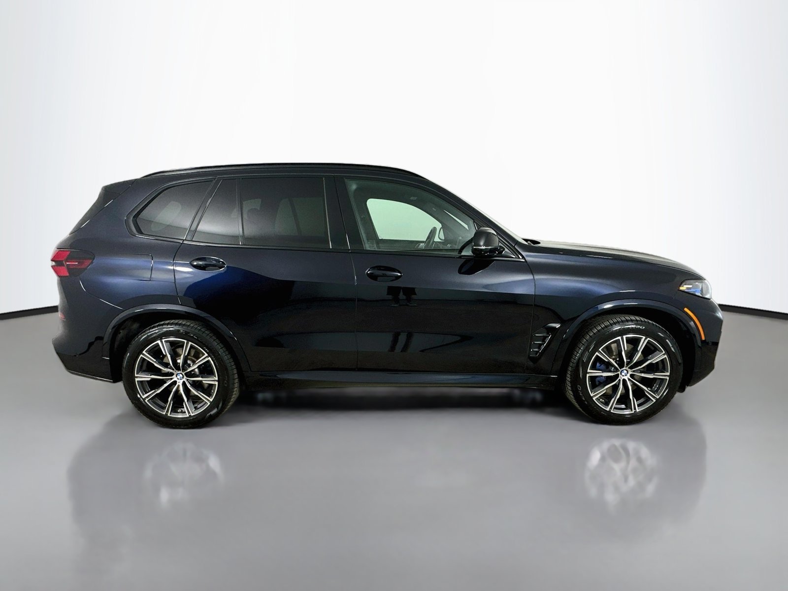 Used 2024 BMW X5 M60i w/ Climate Comfort Package AWD/4WD image 4