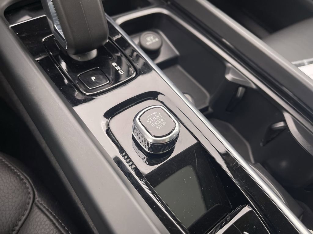 Used 2025 Volvo XC60 B5 Plus image 24