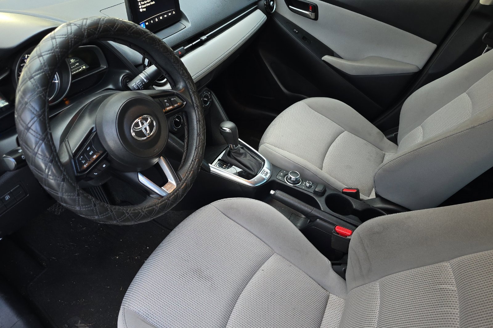 Used 2019 Toyota Yaris L image 11