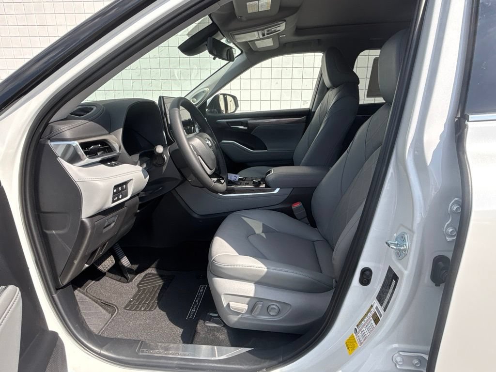 New 2026 Toyota Highlander Platinum AWD/4WD image 4