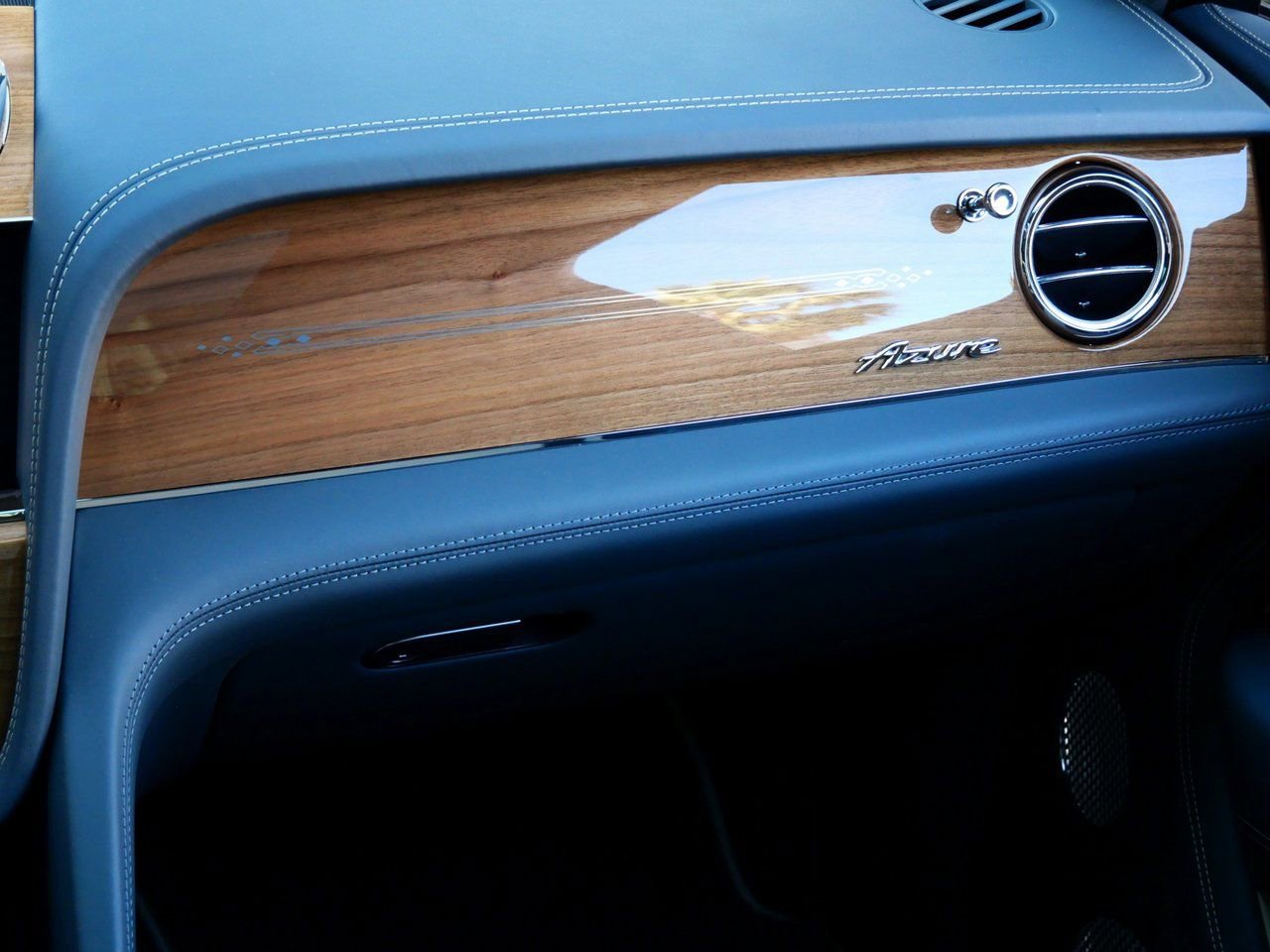 Used 2025 Bentley Bentayga image 22