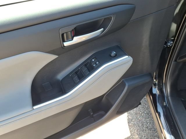 Used 2024 Toyota Highlander XLE AWD/4WD image 16