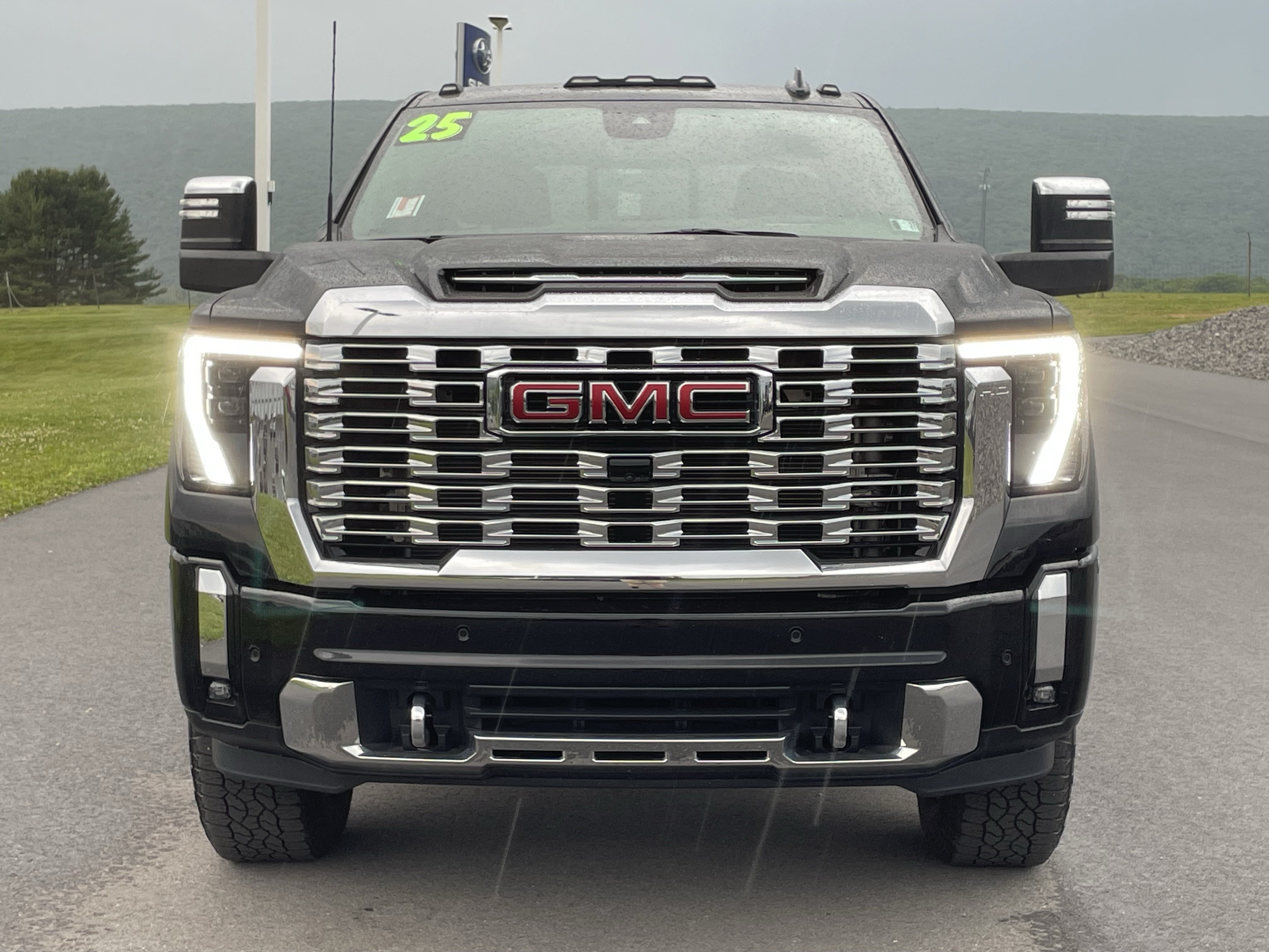 Used 2025 GMC Sierra 2500 Denali w/ Technology Package AWD/4WD image 8