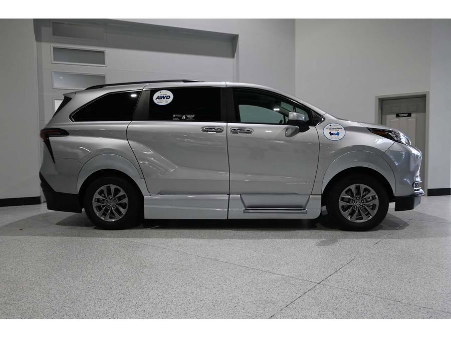 New 2025 Toyota Sienna XLE w/ XLE Plus Package image 5