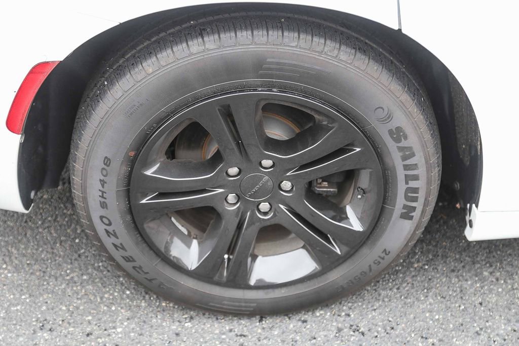 Used 2019 Dodge Charger SXT image 11